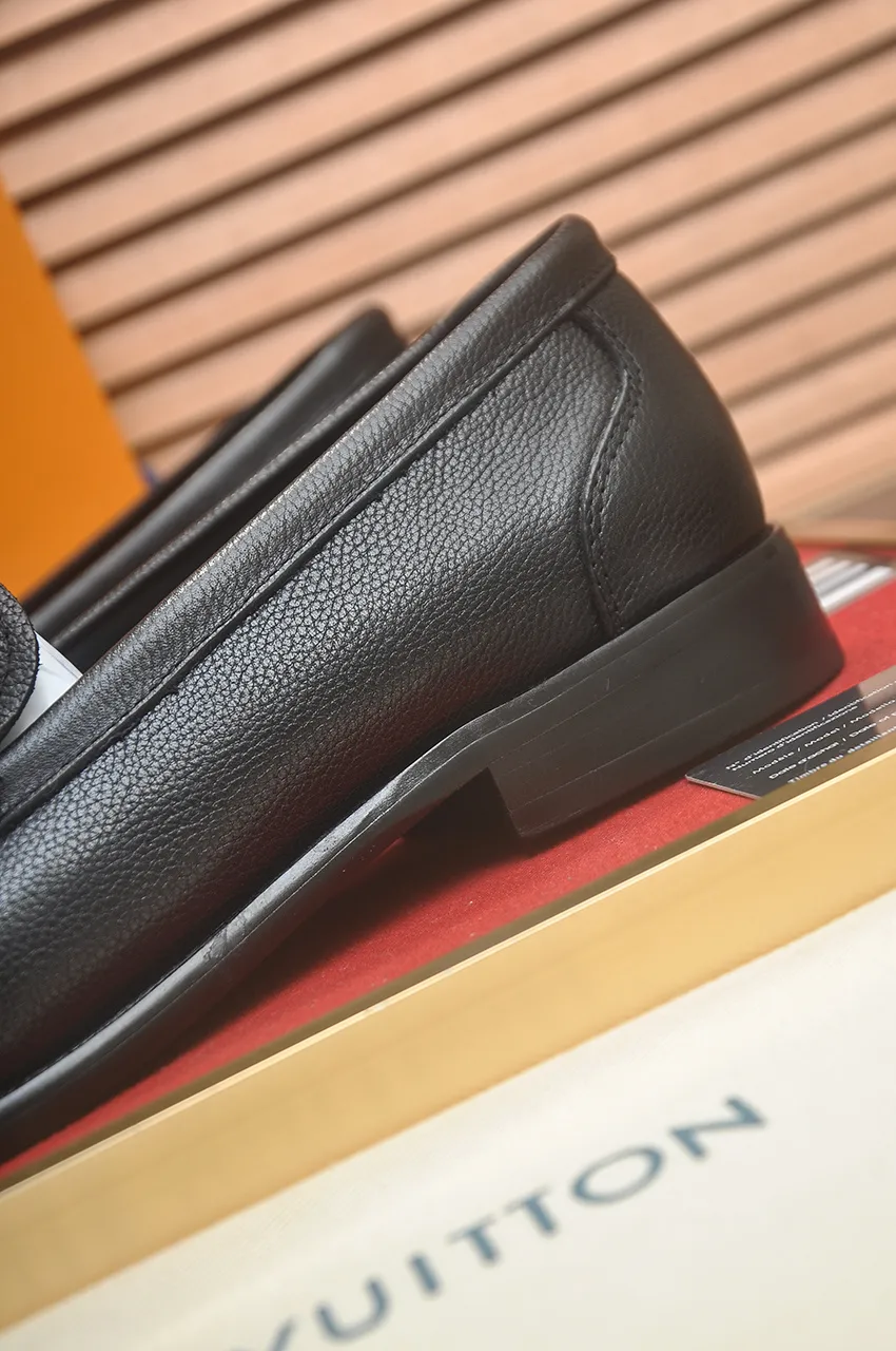 Men's men's shoes 💰540💶 [LV] (original single cowhide lining) 🍀LV's latest genuine leather business suit shoes are launched simultaneously on the official website. The first-layer cowhide imported from Italy is made of heavy gold, 💥official website 1:1 rubber outsole. Versatile to wear, high-end without losing class, and the color combination is extraordinary. This four-season style is alluring when worn on your feet, showing off your big-name flair. Standard code 39-45 (45 customized)
